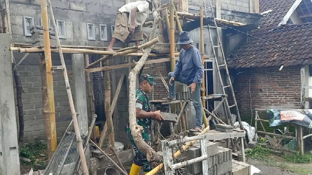 Wujud Kepedulian, Babinsa Koramil 0808/18 Panggungrejo Bantu Renovasi Rumah Warga Kurang Mampu