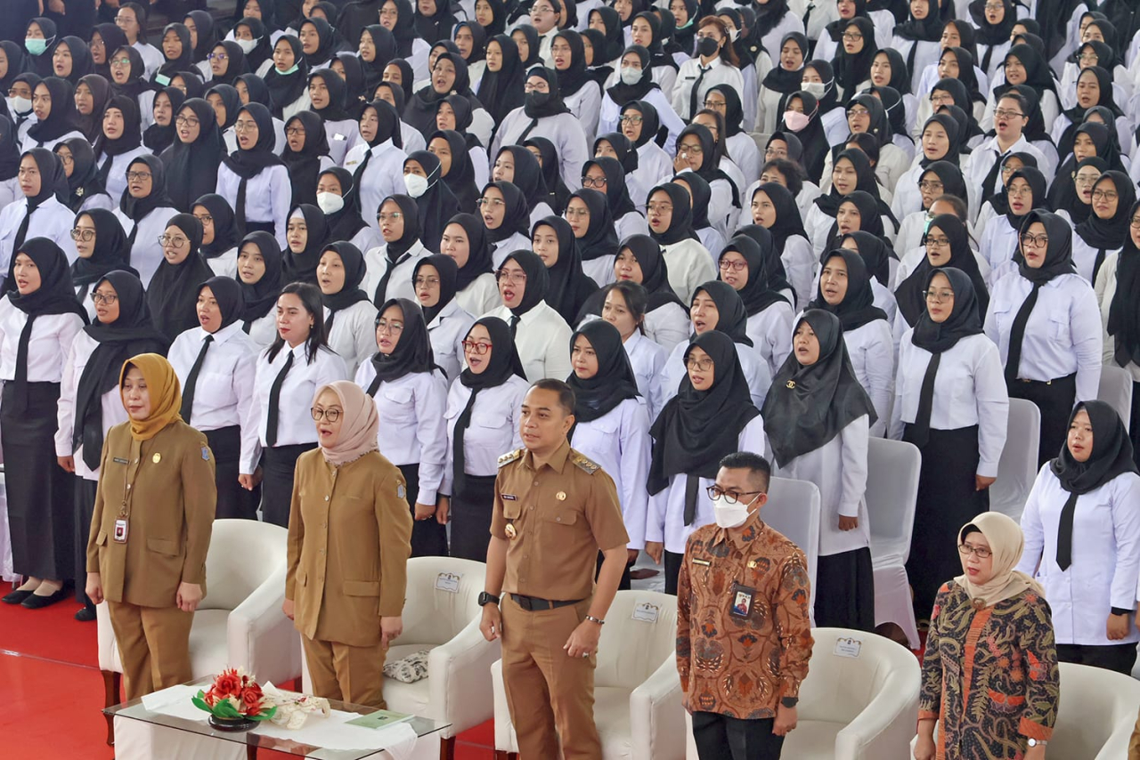 Wali Kota Eri Cahyadi Serahkan 2.086 SK Pengangkatan PPPK Surabaya