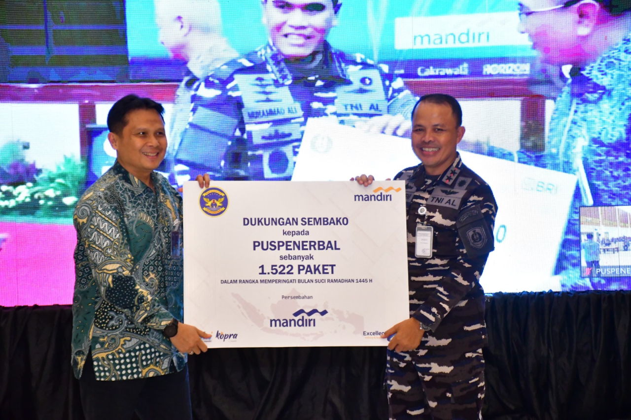 Secara simbolis, Danpuspenerbal Laksda TNl Sisyani Jaffar (kanan) saat menerima dan memberikan paket Lebaran 1445 H/2024 kepada personel penerbangan TNI AL di Balai Prajurit Moeljono Poerbonegoro, Lanudal Juanda (Foto: Dok/istmw)