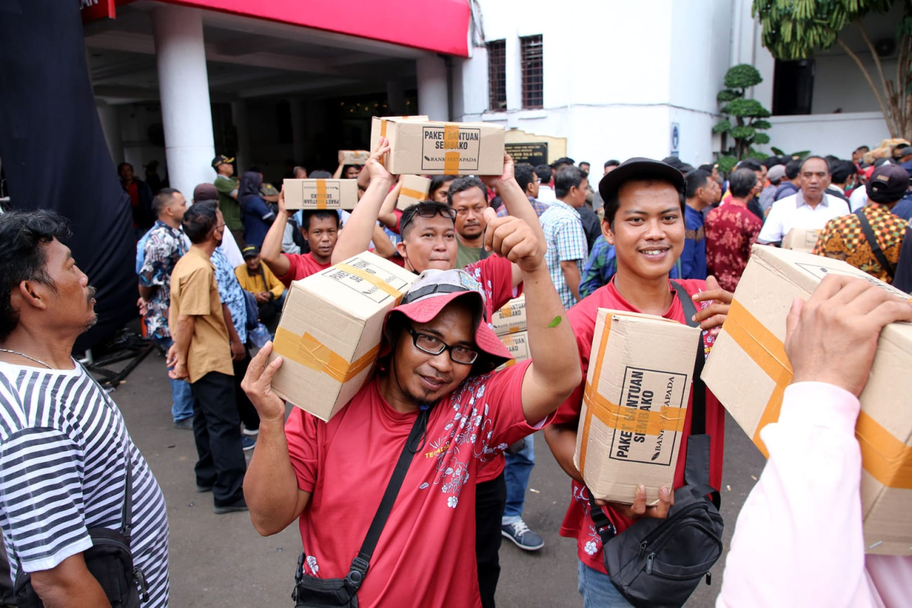 Wali Kota Eri Cahyadi Bagikan Bingkisan Lebaran kepada 14 Ribu Satgas Penunjang Pemkot Surabaya