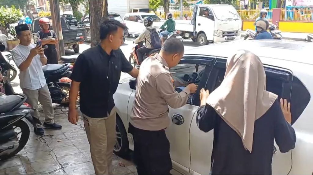 Aksi Heroik Pecah Kaca Anggota Polisi Rogojampi Selamatkan Balita Terkunci Di Dalam Mobil