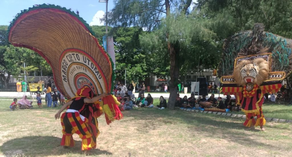 Reog Ponorogo hibur pengunjung Taman Hiburan Pantai Kenjeran