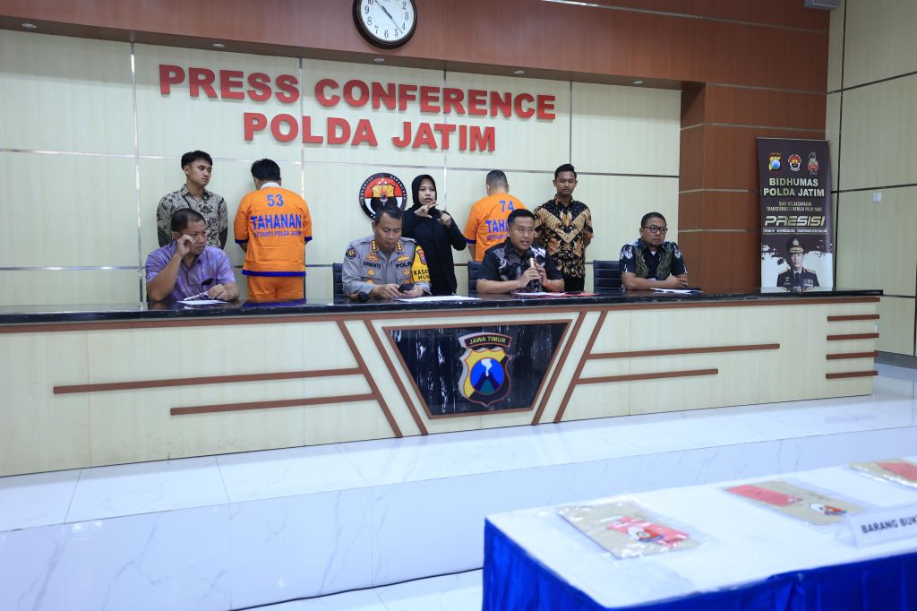 Polda Jatim Amankan Dua Tersangka Pembuat Kontrak Angkutan Ekspedisi Fiktif 11 Miliar Rupiah