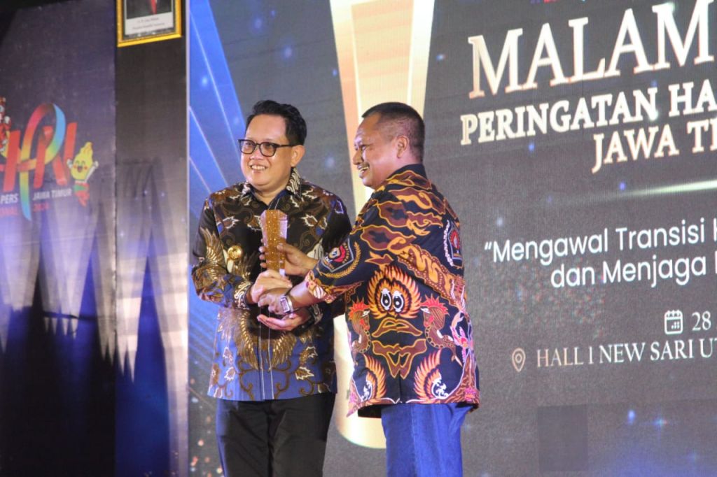 Terima PWI Jatim Award, Pj Gubernur Jatim : Dukung Sepenuhnya Kegiatan Pers