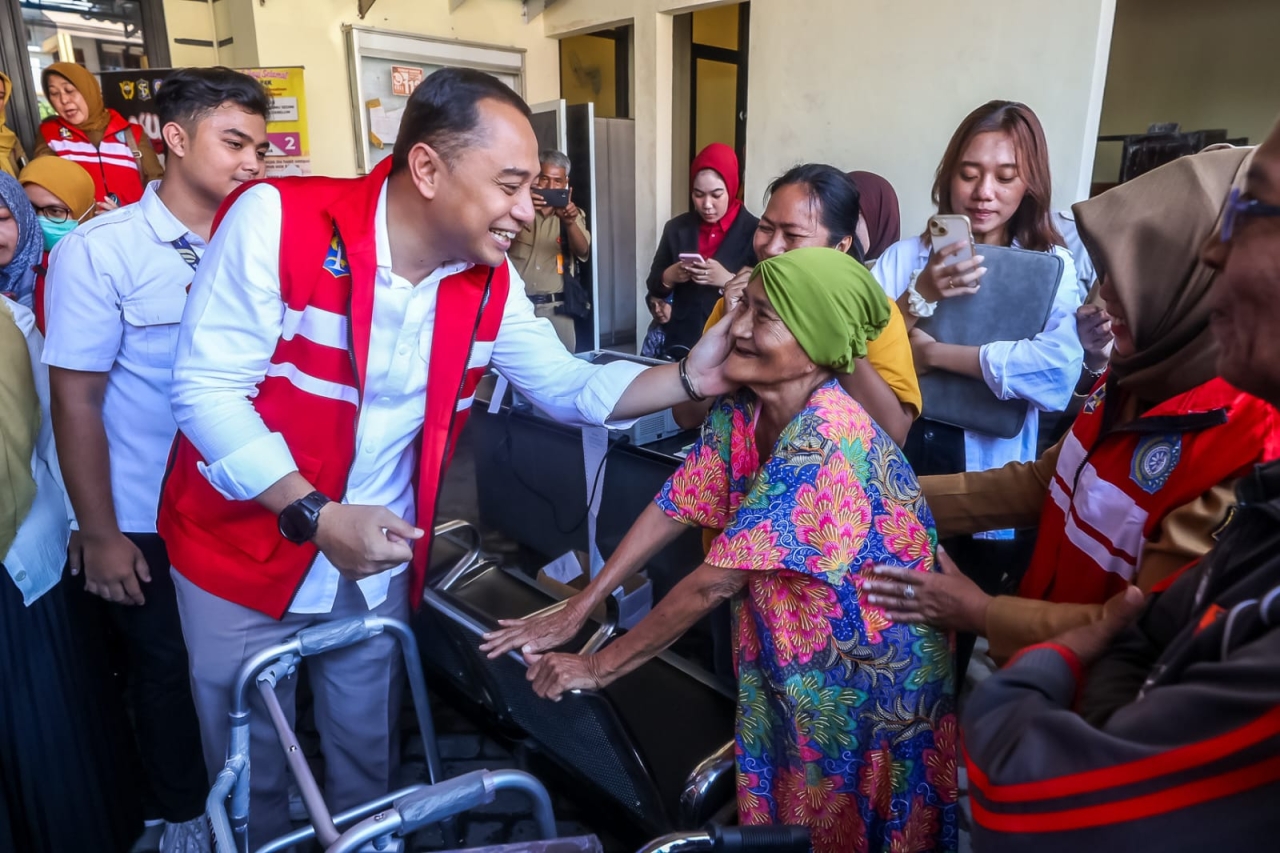 Saat Ngantor di Kelurahan, Wali Kota Eri Berharap Petugas Dengarkan Keluh Kesah Warga