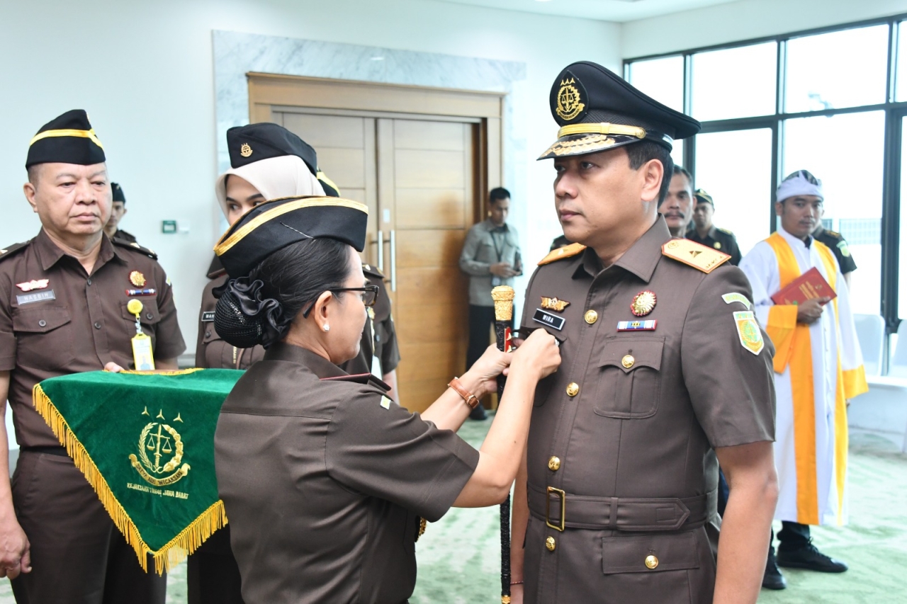 Kajati Jabar, Katarina Endang Sarwestri, melantik 16 Esellon 3 di wilayah hukum Kajari Jabar (Foto: Dok istimewa)
