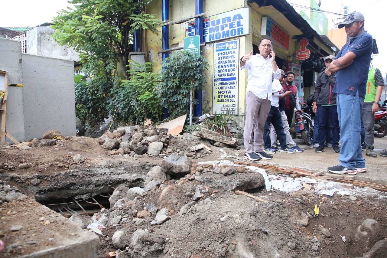 Wali Kota Surabaya Eri Cahyadi saat tinjau pengerjaan crossing saluran di jalan Karah Jambangan (Foto: Dok/istmw/hum pemkot sby)