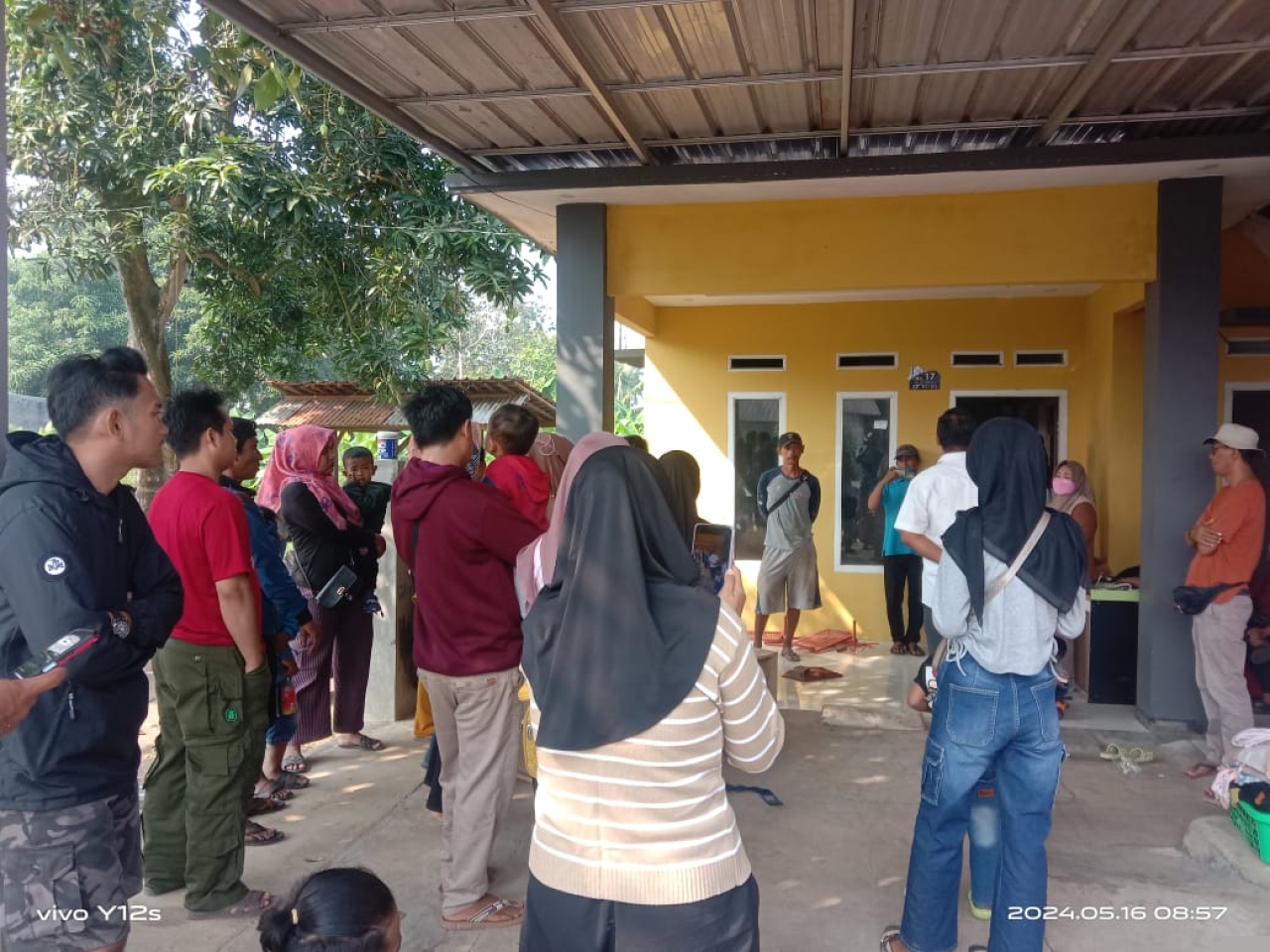 Para nasabah korban investasi bodong saat mendatangi rumah terlapor Aci Leni di Karawang (Foto: Dok/rakyatjelata/@di)