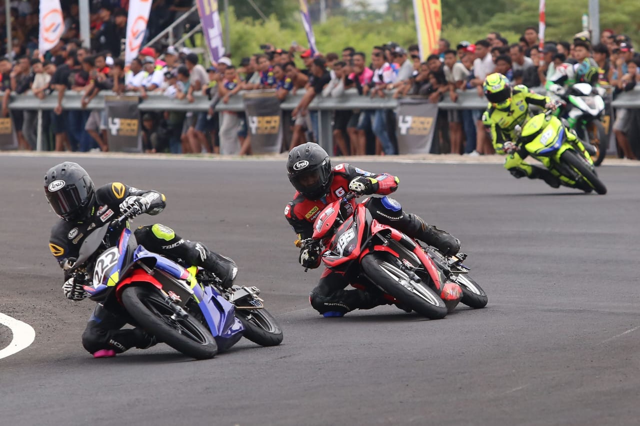 Pembalap motor bebek di sirkuit Gelora Bung Tomo (GBT) kota Surabaya (Foto: Dok istimewa)