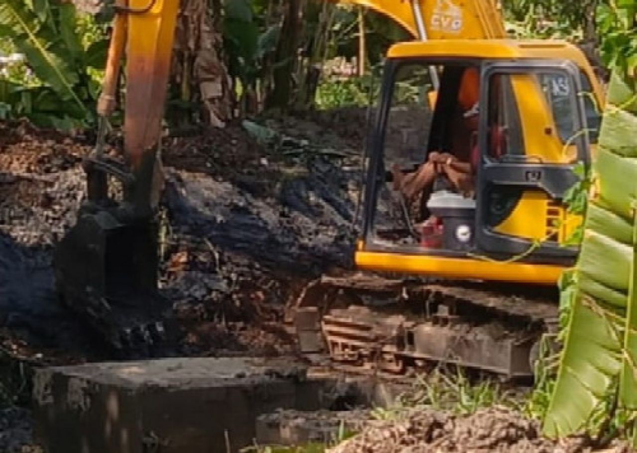 Pengawas Normalisasi Sungai Kali Waru Desa Sukamekar Jatisari Akui Lebar Kurang Dari 8 Meter