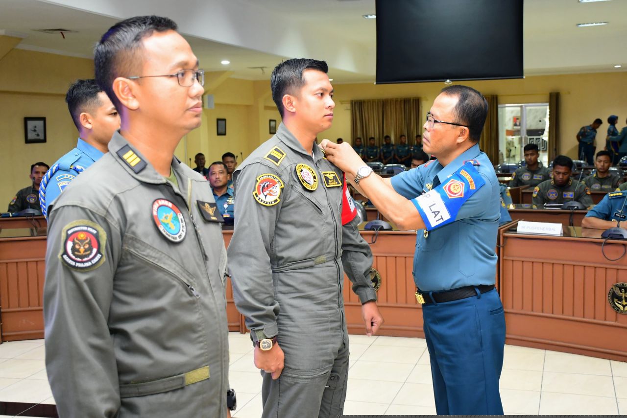 Komandan Puspenerbal Buka Pelatihan Perdana Tri Matra TNl Take Off Landing Helikopter di KRI