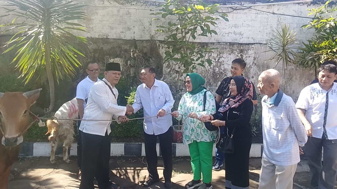 Universitas WR Supratman Bagikan Daging Kurban