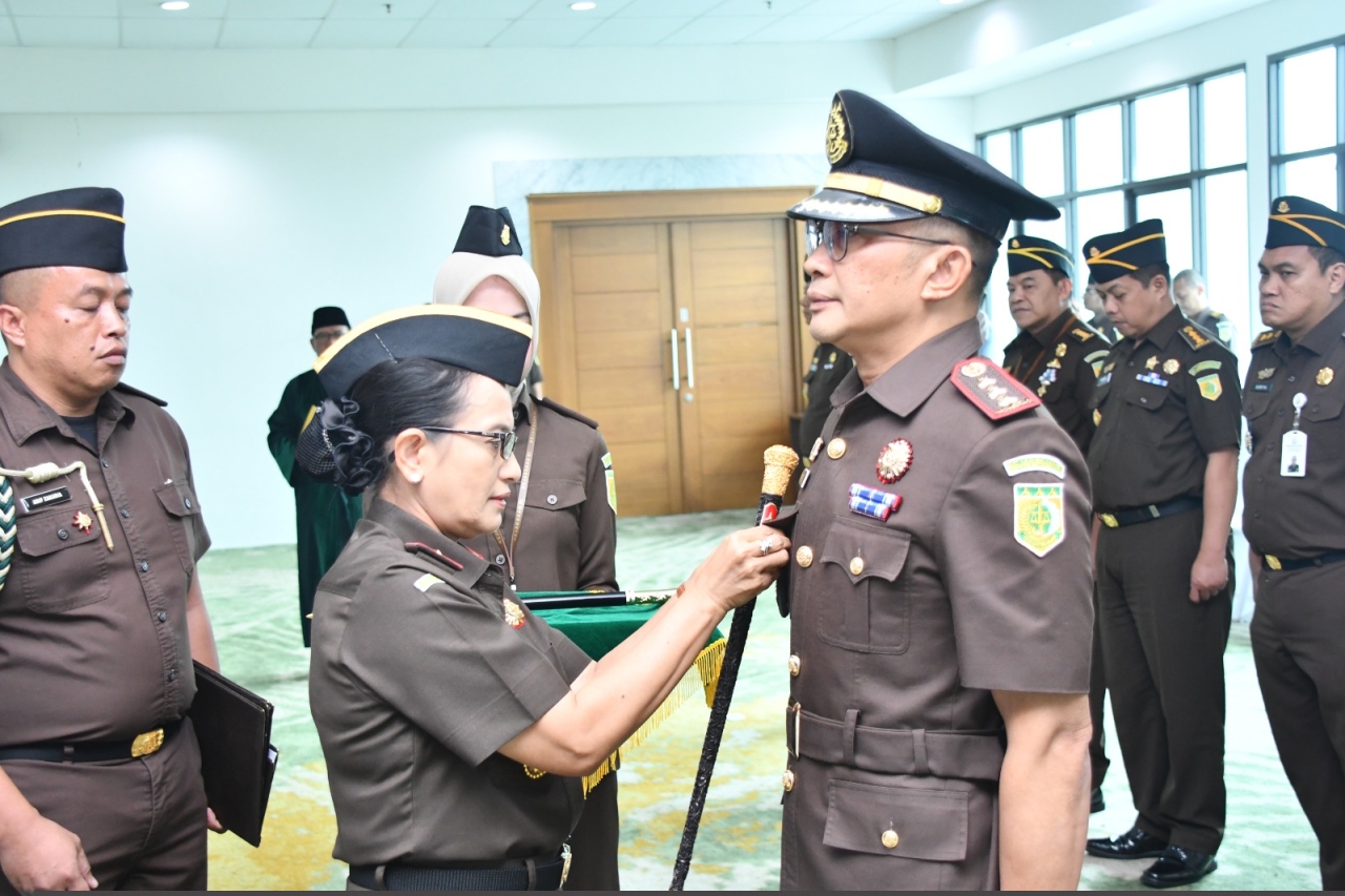 Katarina Endang Sarwestri, SH., MH melantik Kepala Kejaksaan Negeri Kabupaten Bandung Donny Haryono Setyawan, S,H.