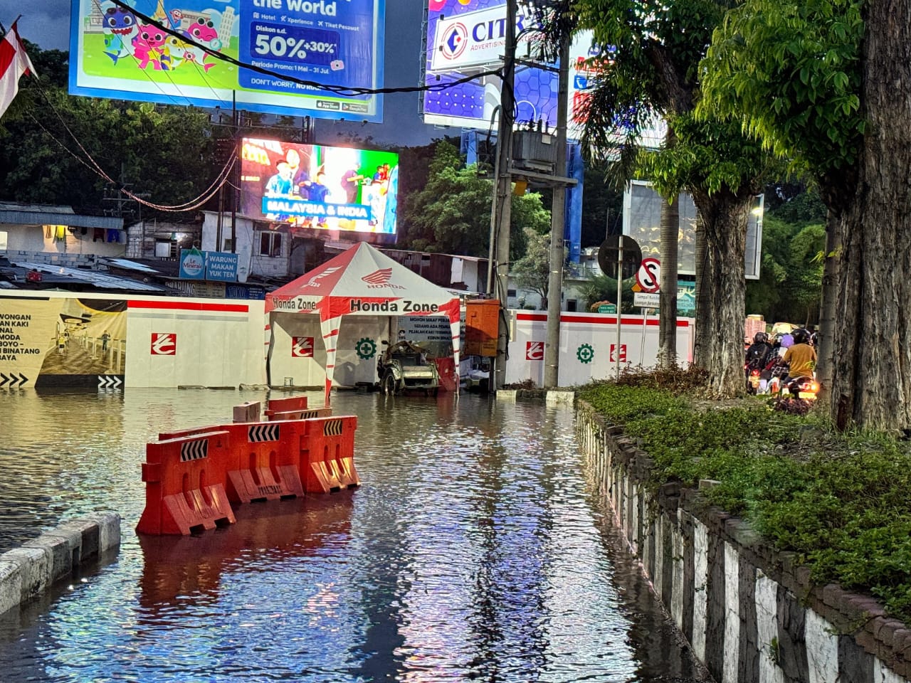 Pipa Induk PDAM Pecah di Terminal  Joyoboyo