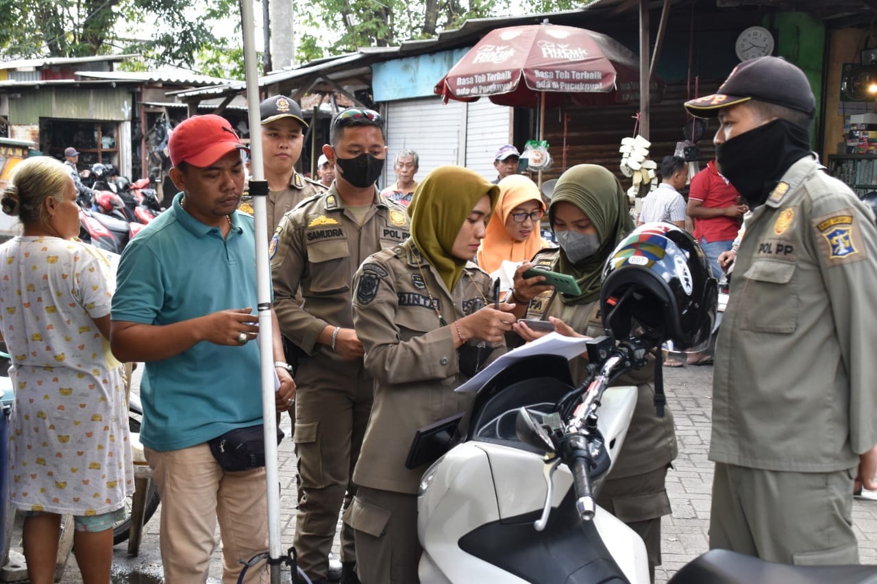 Satpol PP Kota Surabaya Sosialisakan Penertiban PKL Pasar Loak Dupak