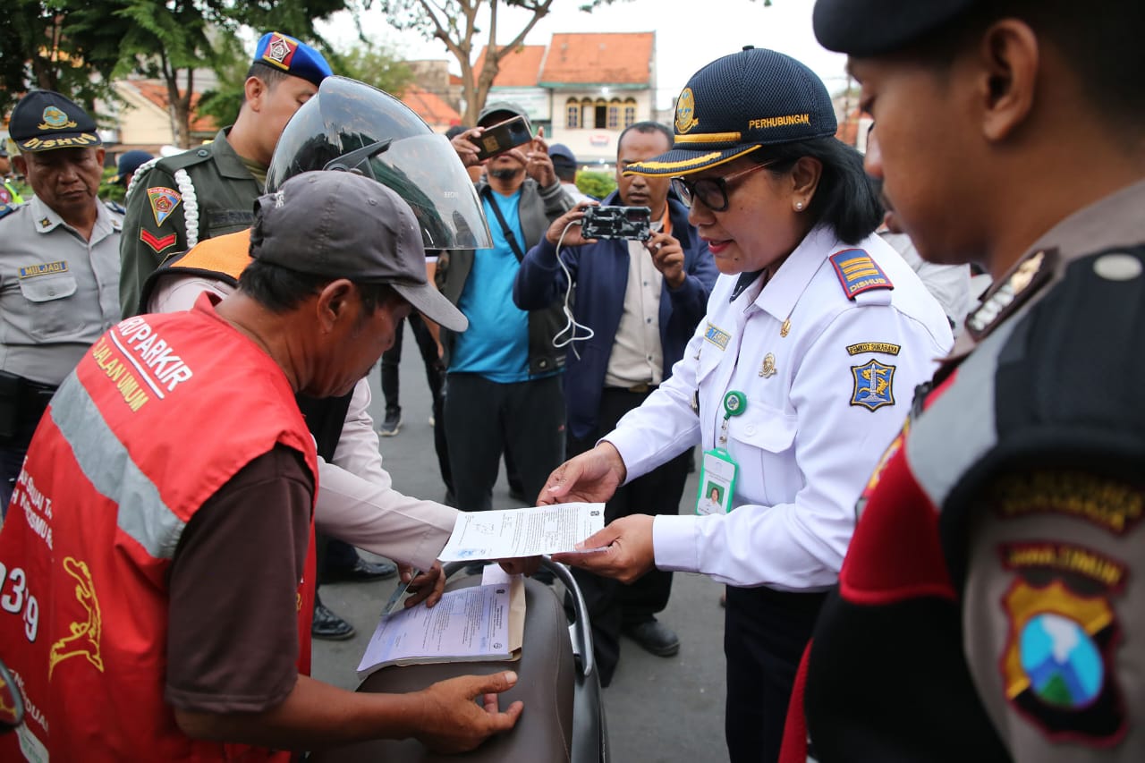 Pungutan juru parkir liar di Kota Lama Surabaya terciduk Dishub Surabaya (Foto: Dok istimewa)