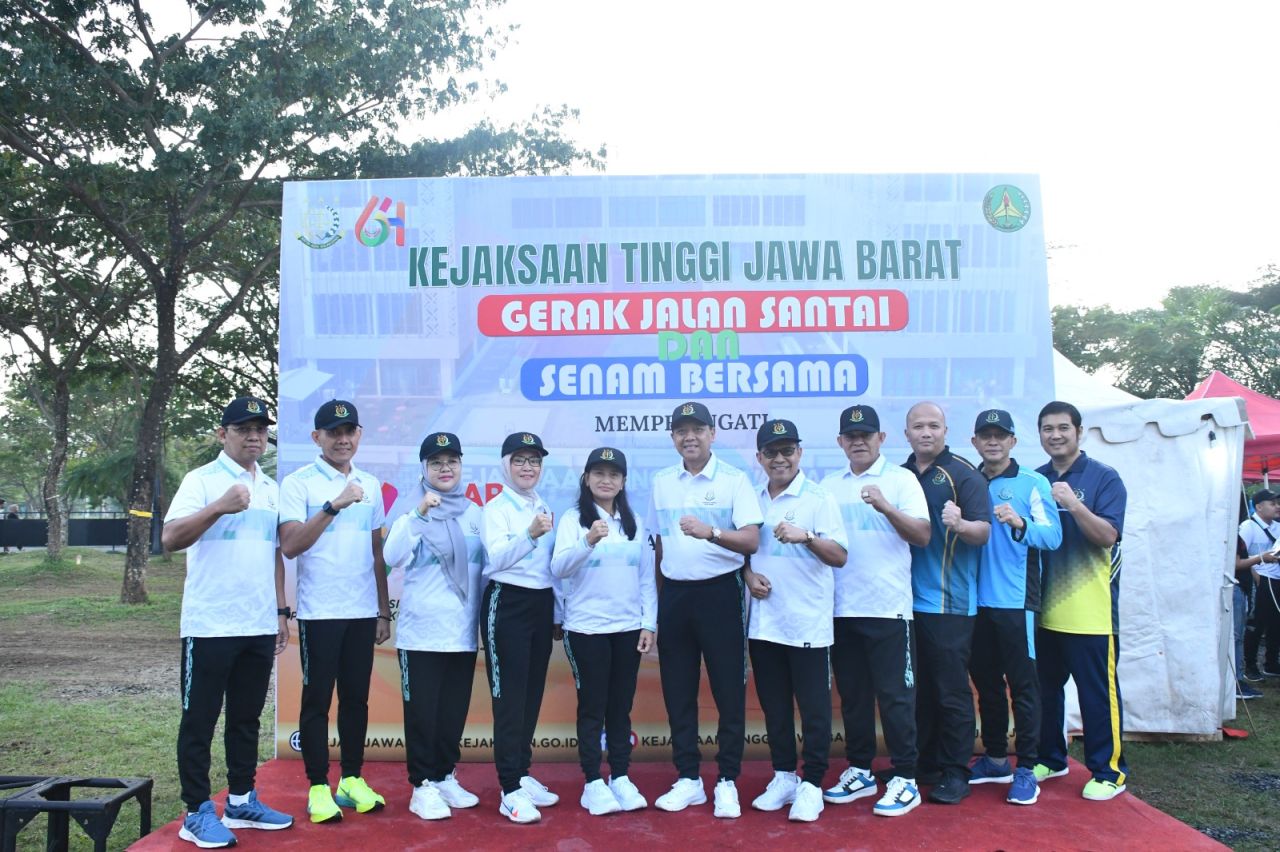 Dalam Rangka Hari Bhakti Adhiyaksa Ke 64 Dan HUT Ikatan Adhiyaksa Dharmakarini XXIV Kejati Jabar Gelar Gerak Jalan