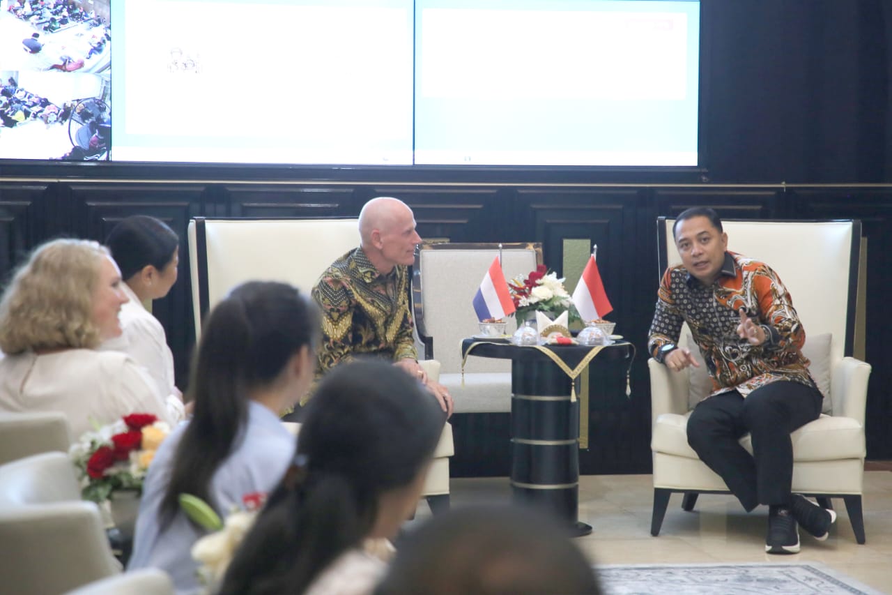 Wali kota Surabaya, Eri Cahyadi (kanan) menerima kunjungan Dubes Belanda, Lambert Grijns di ruang kerjanya (Foto: Dok istimewa)