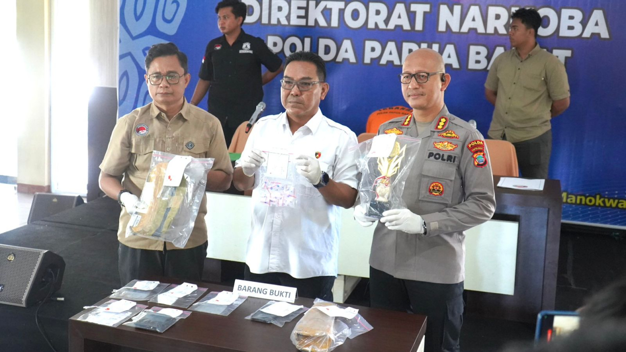 Polda Papua Barat menggelar press conference menetapkan MR, ASN Papua Barat Daya yang bermain Sabu-Sabu (Foto: Dok istimewa/ humas polda papua)
