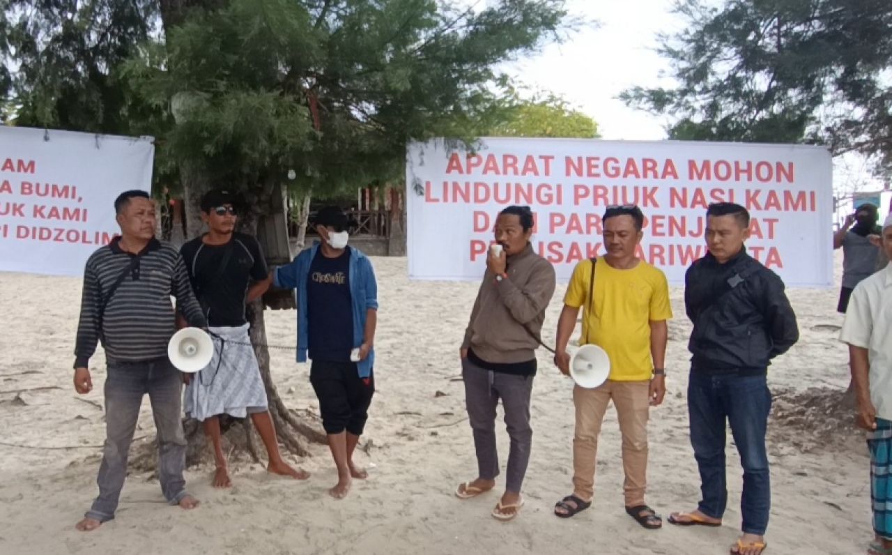 Foto : Para orator saat gelar aksi di Gili Sudak