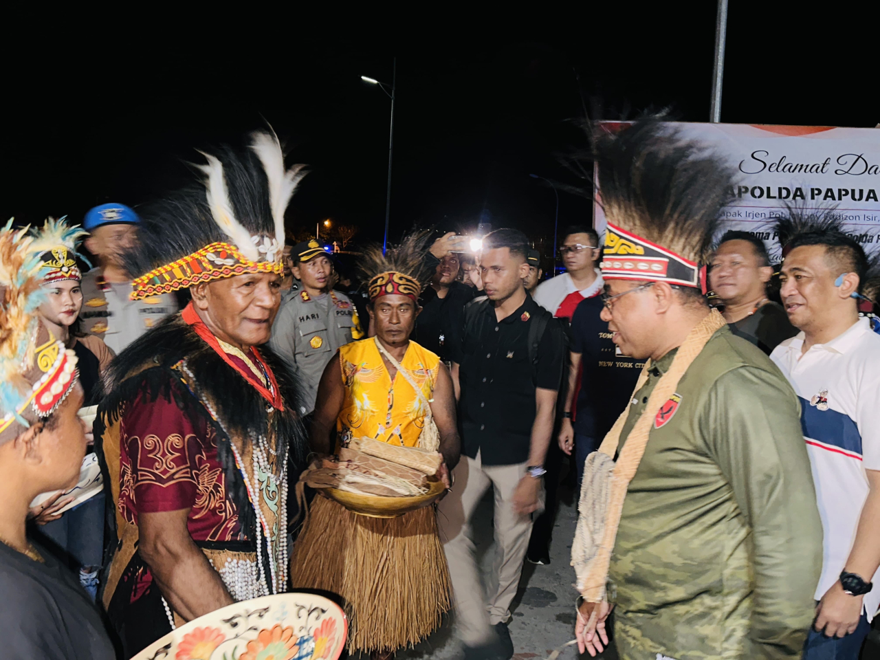 Kapolda Papua Barat, Irjen Pol Johnny Eddizon Isir (kanan) saat penyambutan warga prosesi adat di Teluk Wondama (Foto: Dok istimewa)
