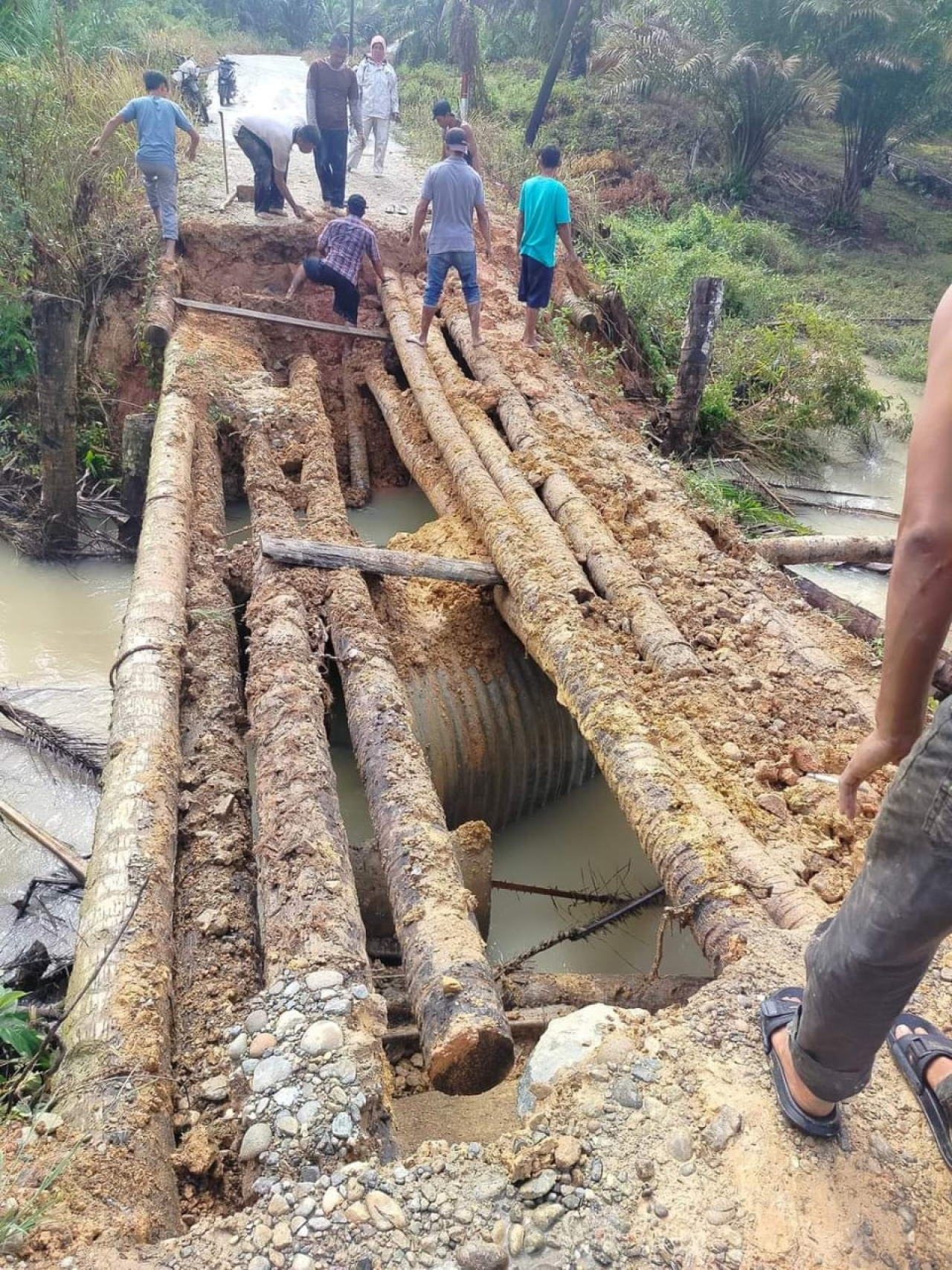 Jembatan di desa Tunas Karya, tanpa pondasi yang beresiko mengakibatkan korban jiwa (Foto: Dok istimewa/tim rakyatjelata biro)