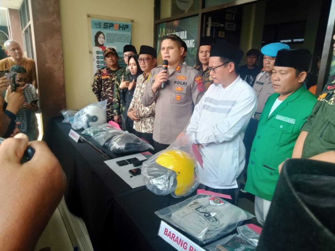 Kapolres Karawang AKBP Edwar Zulkarnaen saat press conference pengeroyokan Banser (Foto: Dok istimewa/ @di rakyatjelata)