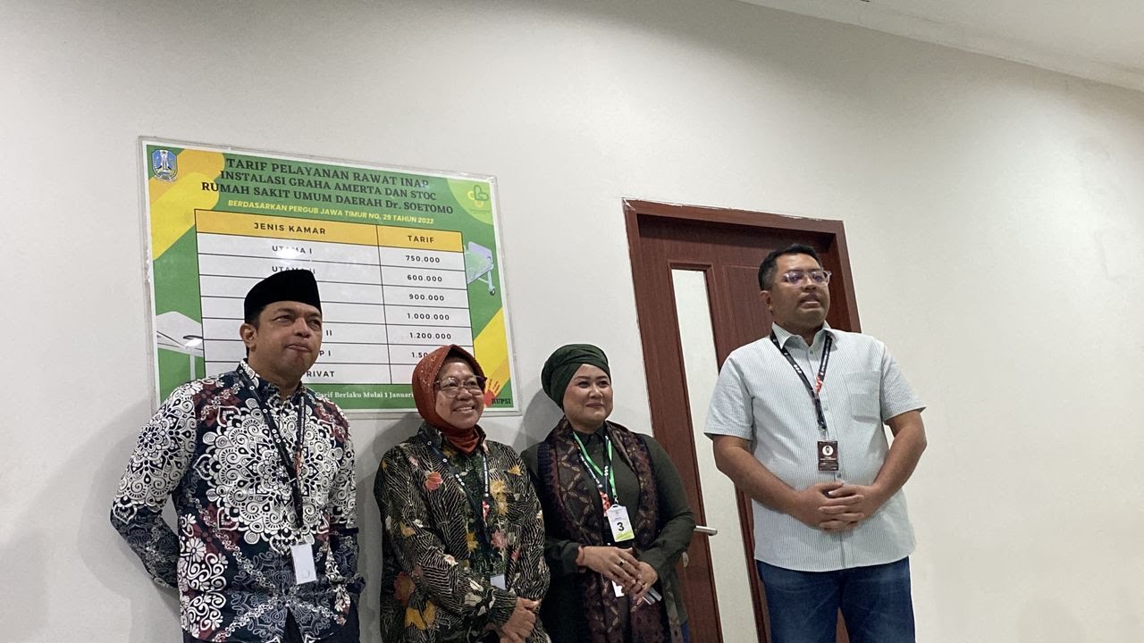 Pasangan bakal calon Gubernur dan Wakil Gubernur Jawa Timur, Risma-Gus Hans (tengah ke-kiri) dan Luluk-Lukman (tengah ke-kanan) saat sebelum rangkaian jalani pemeriksaan tes kesehatan di RSUD Dr Soetomo (Foto: Dok istimewa)