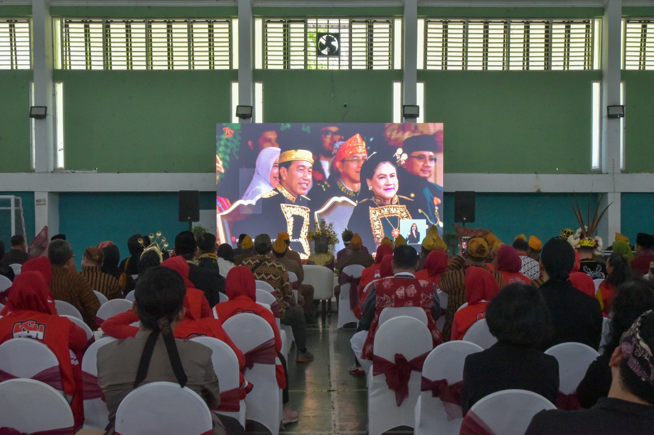 Menyaksikan Upacara Detik-Detik Proklamasi Kemerdekaan Republik Indonesia (RI). secara Daring (Foto: Dok istimewa)