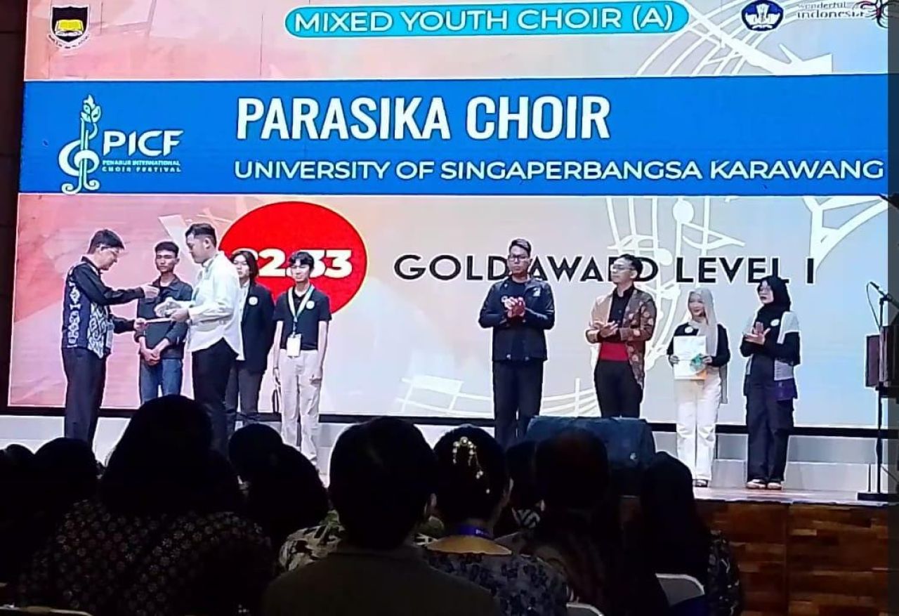 Perwakilan dari Tim Paduan Suara Parasika Unsika menerima pemberian Medali Emas dan Piagam Penghargaan dari Kampus Penabur Internasional Jakarta, setelah menyisihkan sejumlah peserta dari perwakilan negara lain, pada kategori Mix Youth Choir Level A (usia