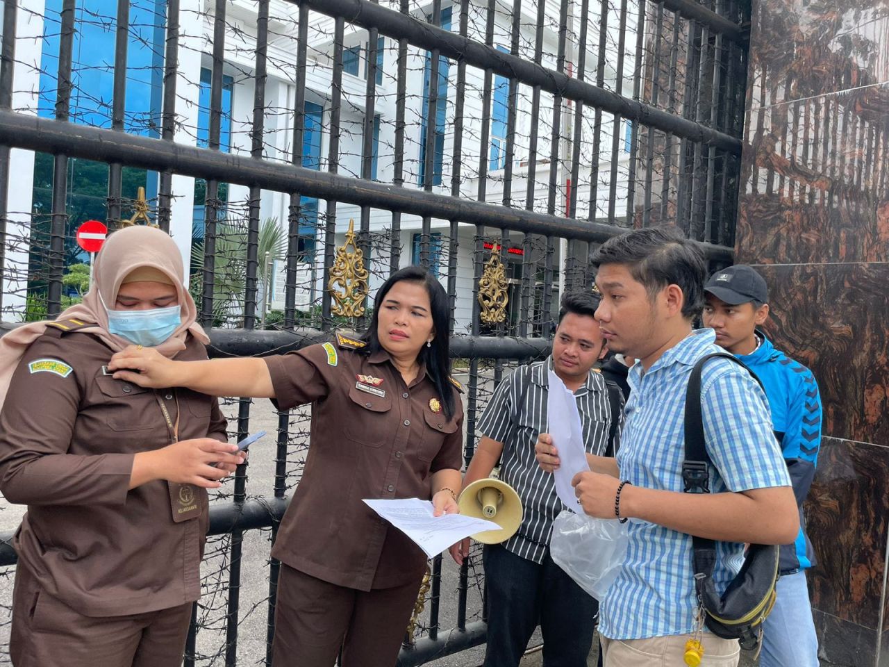 Ima Tabagsel: Zahir Ketua PDIP Batubara Ditahan Poldasu, Seharusnya Erwin Lubis Juga Ditahan.