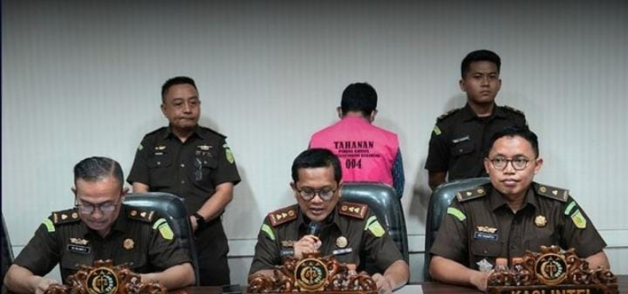 Tersangka dihadirkan press conference kasus pungutan retribusi TPI di Kejari Karawang (Foto: Dok istimewa)