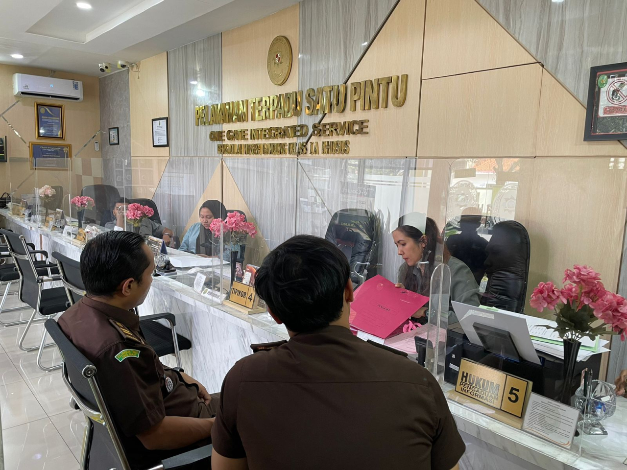 Pelimpahan berkas kasus korupsi pasar Cigasong di Pengadilan Negeri Bandung (Foto: Dok istimewa)