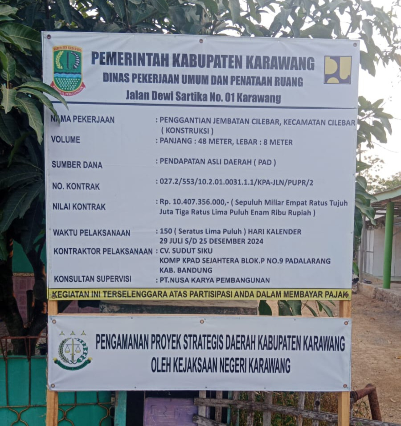 Papan proyek kerja penggantian jembatan Cilebar  (Foto: Dok biro karawang)