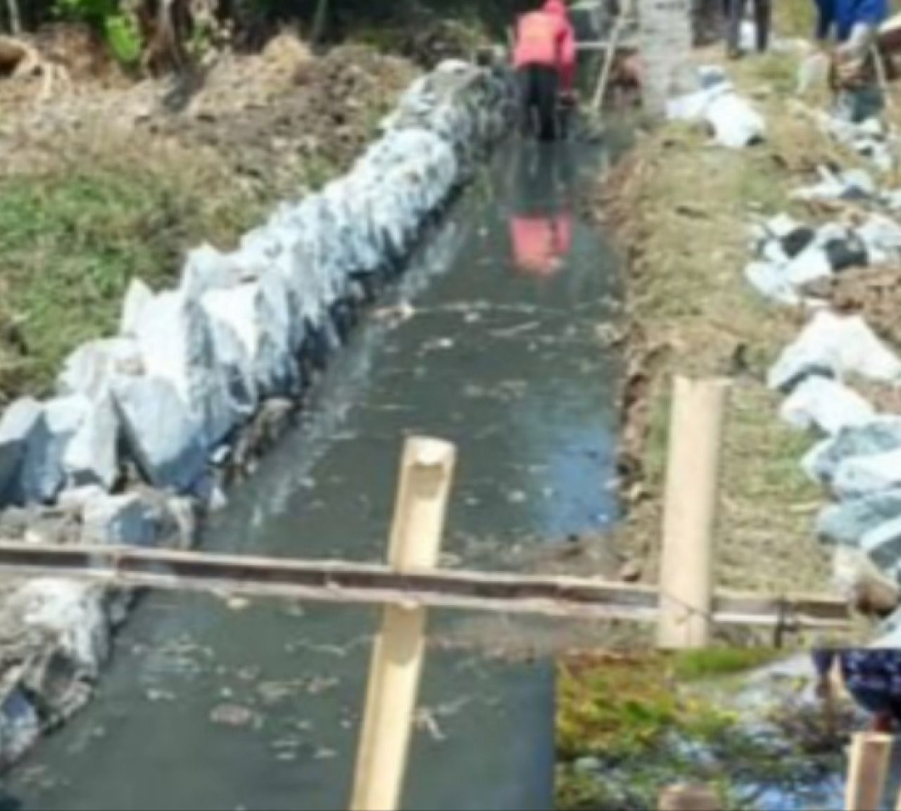 Foto:Saluran Pembuang  di Dusun poponcol desa Ciwulan kec telagasari