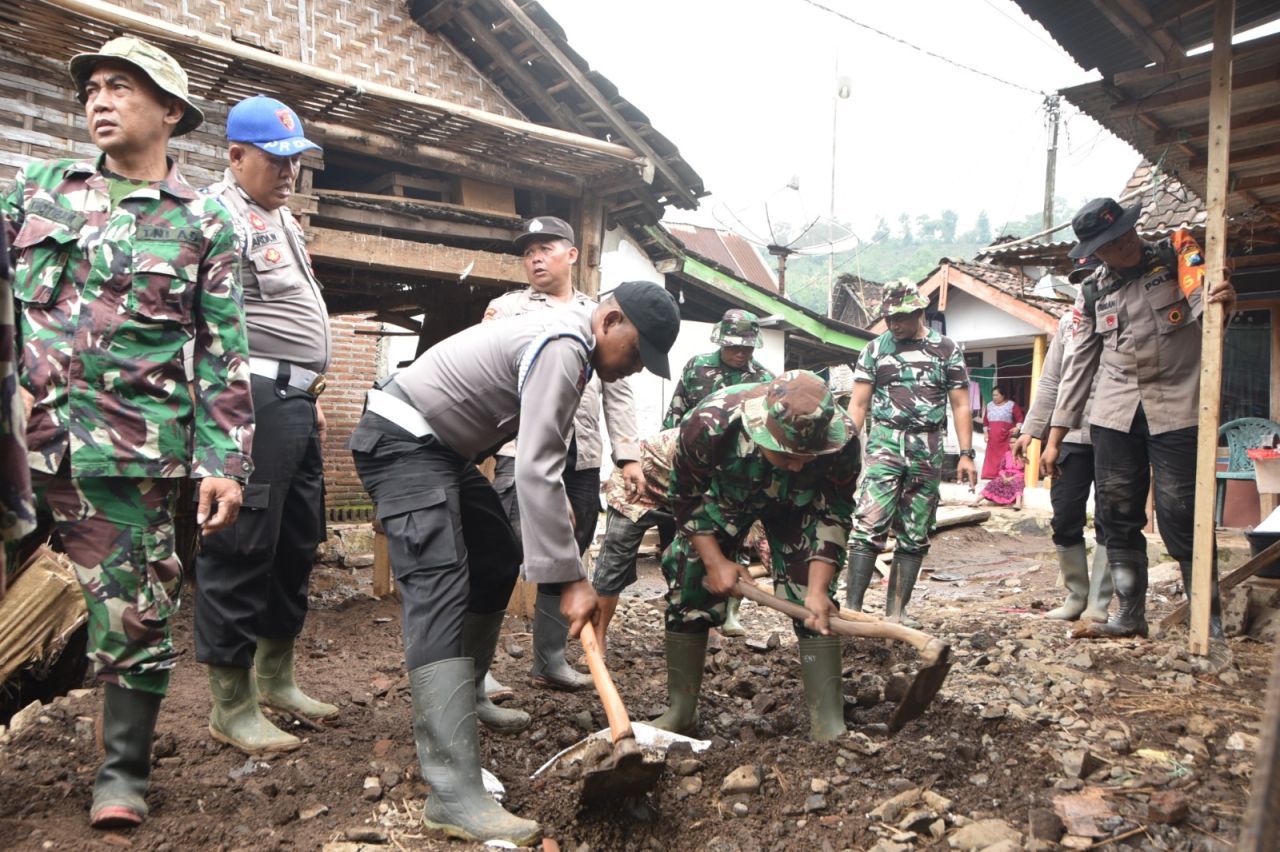 Polres Bondowoso bersama Forkopimda Gelar Baksos Salurkan Bantuan Pasca Banjir Bandang