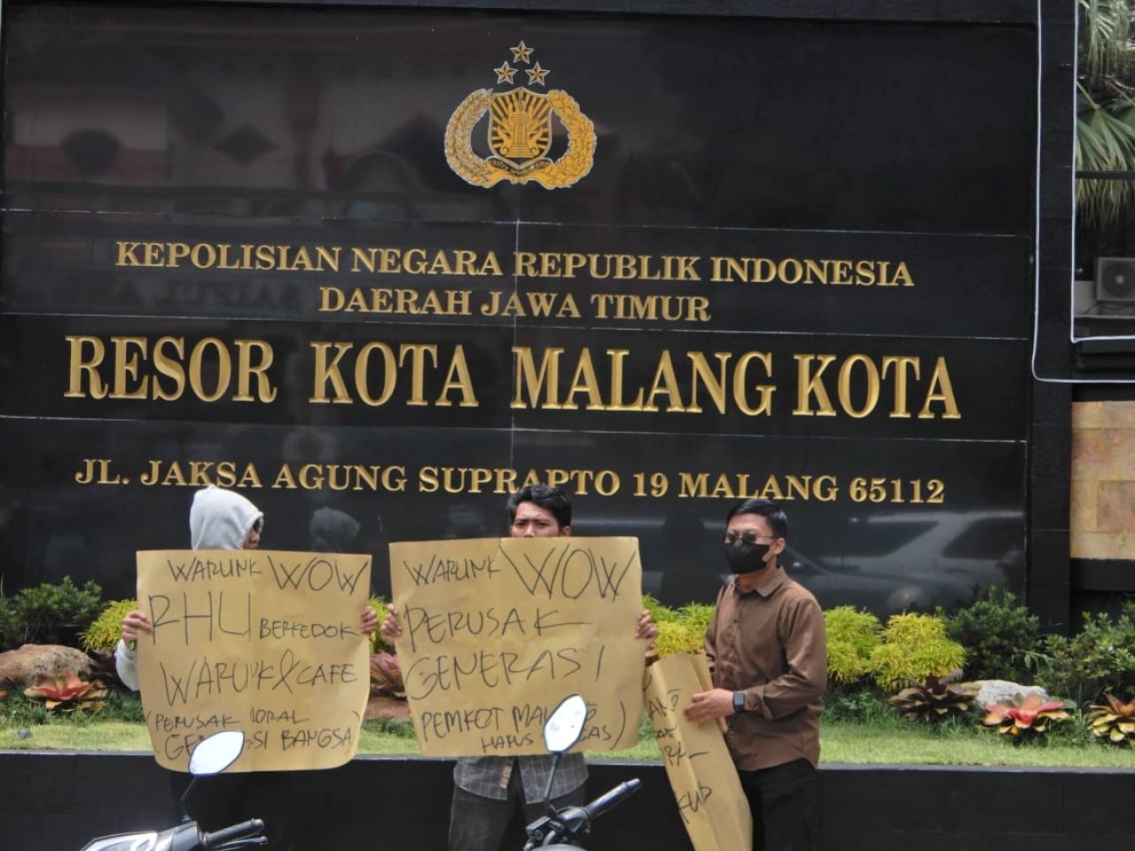 Diskotik berkedok cafe, Warunk WOW KWB Malang di demo puluhan mahasiswa.
