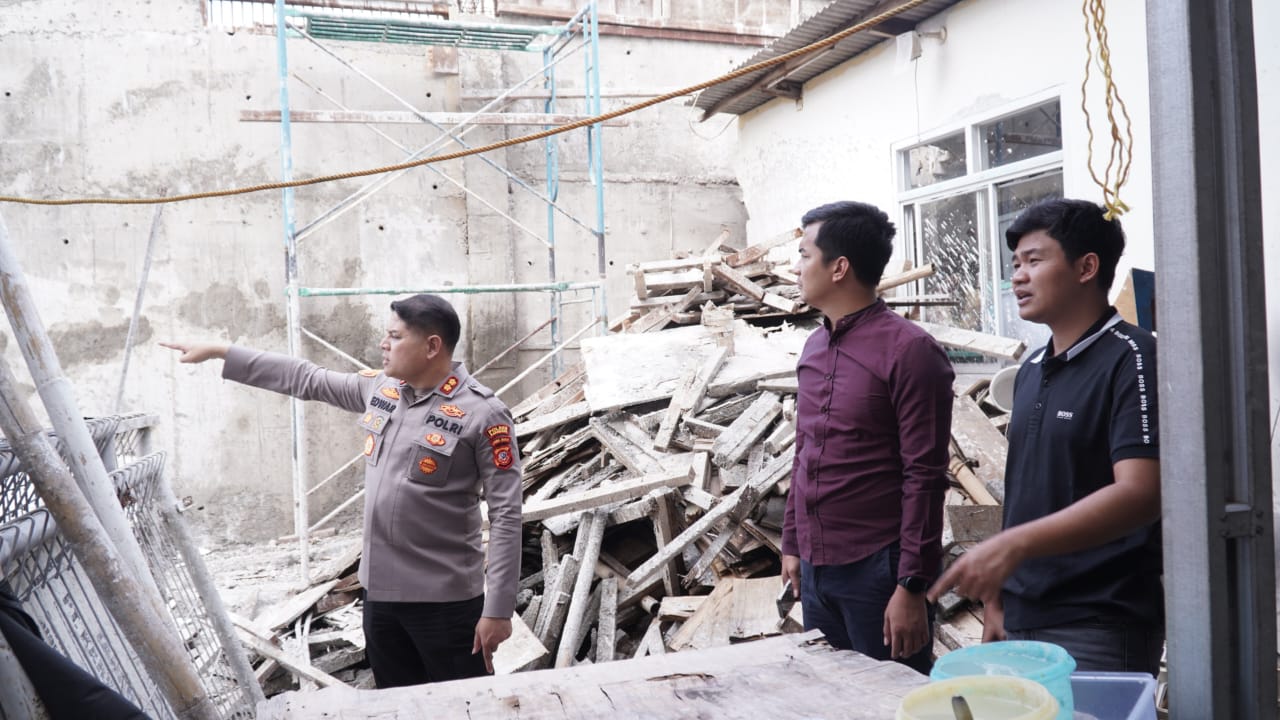 Kapolres Karawang AKBP Edwar Zulkarnain tengah melakukan pengecekan pembangunan mako Polres Karawang (Foto: Dok istimewa)