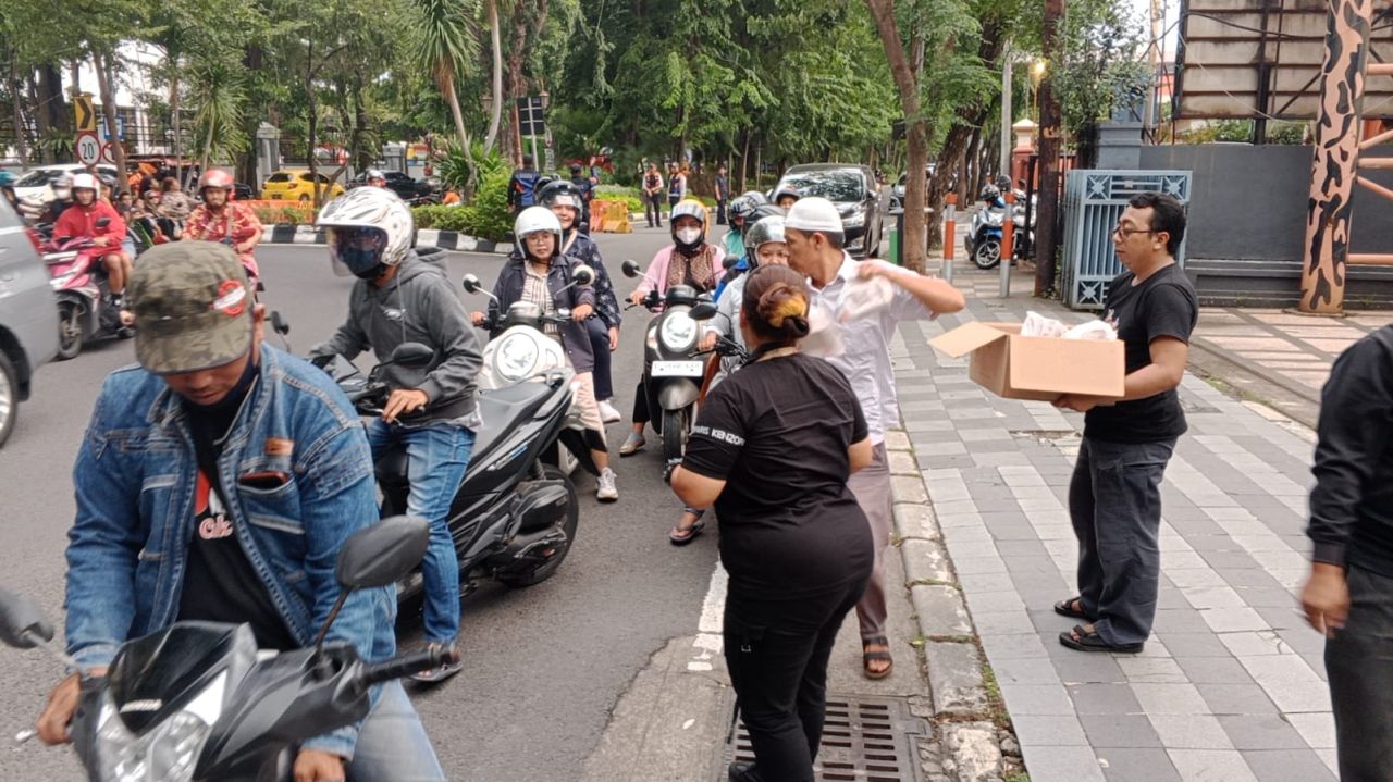 Foto : Aksi anggota AWS saat bagikan takjil
