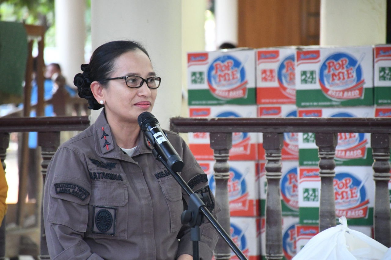 Kajati Jabar Berikan Bantuan Warga yang Terdampak Banjir di Kota Bekasi