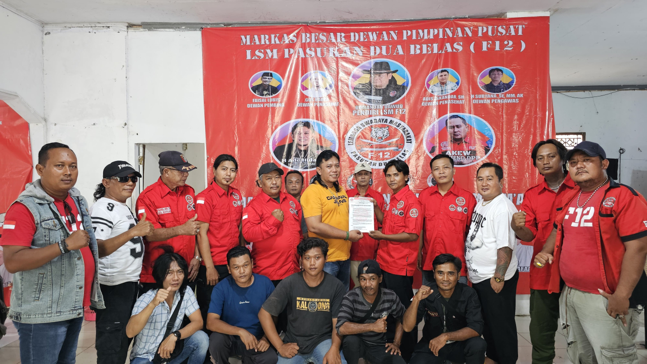 Ketua Umum LSM Pasukan Dua Belas (F12) Menyerahkan SK DPD Kabupaten Indramayu