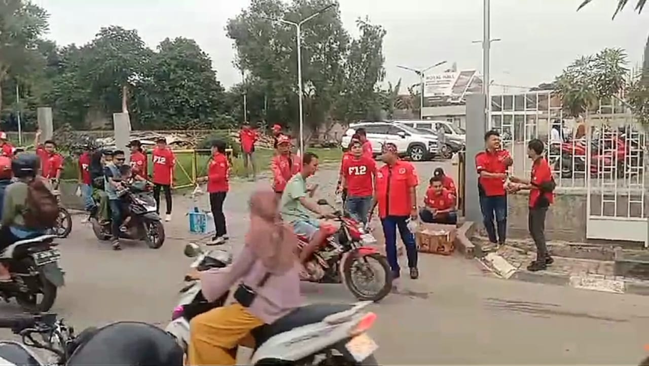 LSM F12 berbagi takjil di bulan ramadan (Foto: Dok humas F12)