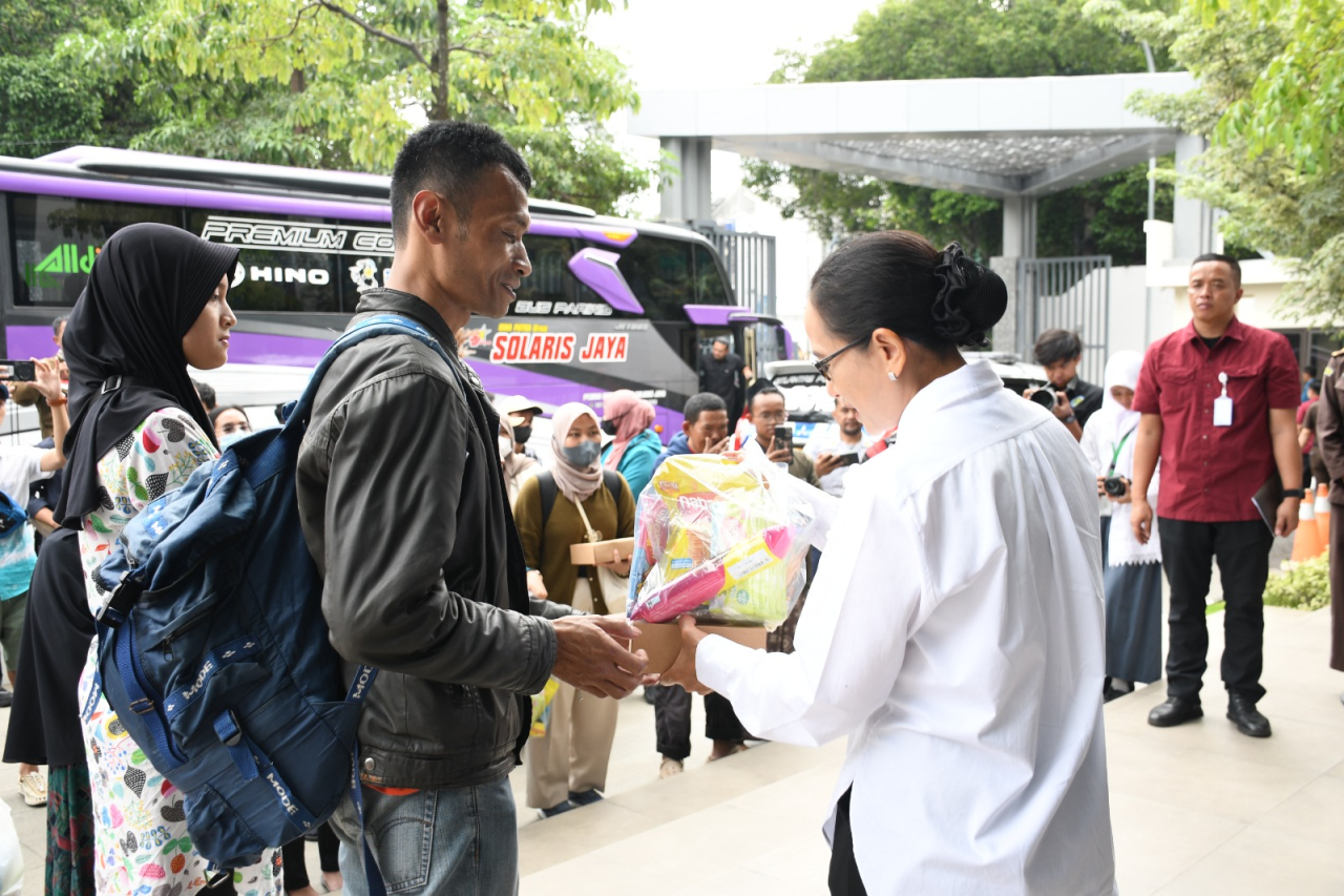 Kepala Kejaksaan Tinggi Jawa Barat Katarina Endang Sarwestri, S.H.,M.H. saat melepas keberangkatan mudik (Foto: Dok istimewa)(tengah) hadiri upacara di Lapangan Gasibu Kota Bandung (Foto: Dok @di rakyatjelata)