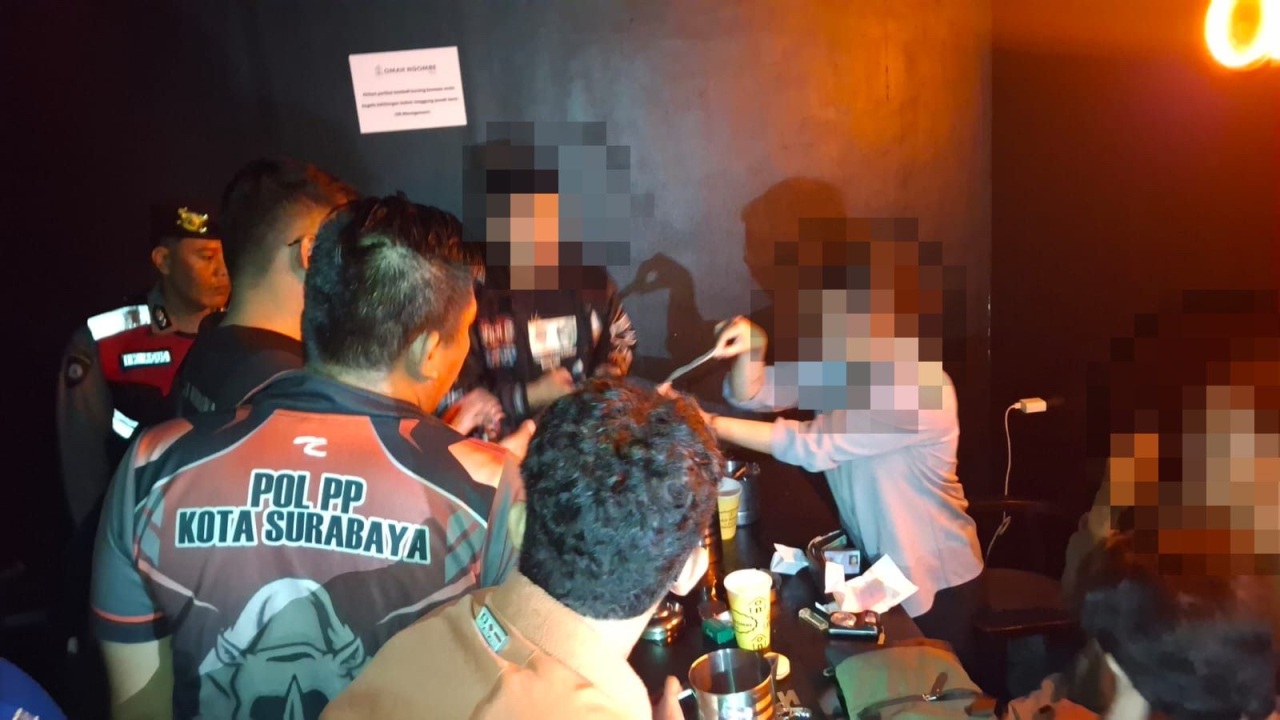 razia minuman miras di Hiburan Malam  yang ditemukan petugas Sat Pol PP kota Surabaya (Foto: dok humas pemkot surabaya)