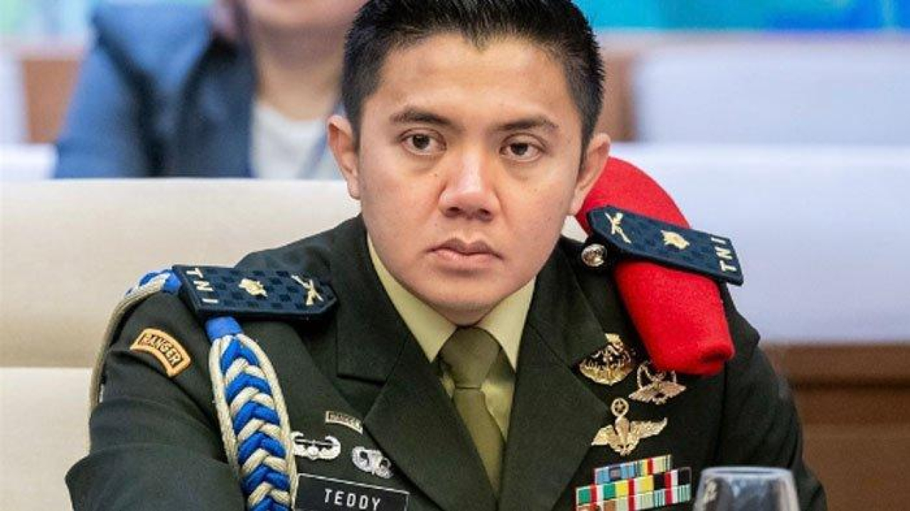 Seskab Tak Bisa Dijabat TNI Aktif, Anggota Komisi I: Letkol Teddy Harus Mundur