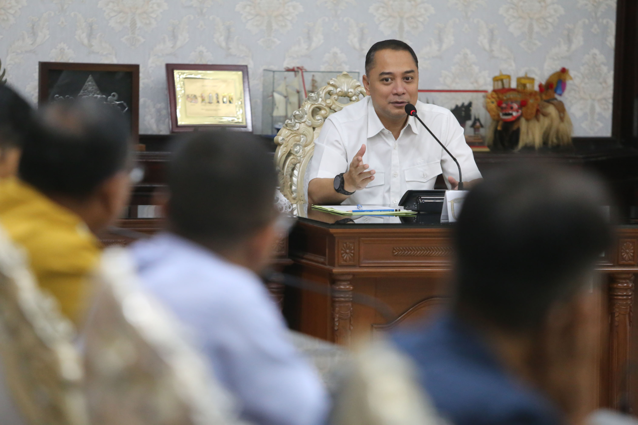 Wali Kota Eri Cahyadi memberikan arahan kepada Camat se-Surabaya untuk lebih aktif dalam menjalankan tugas peran kepada warga (Foto: dok istimewa)