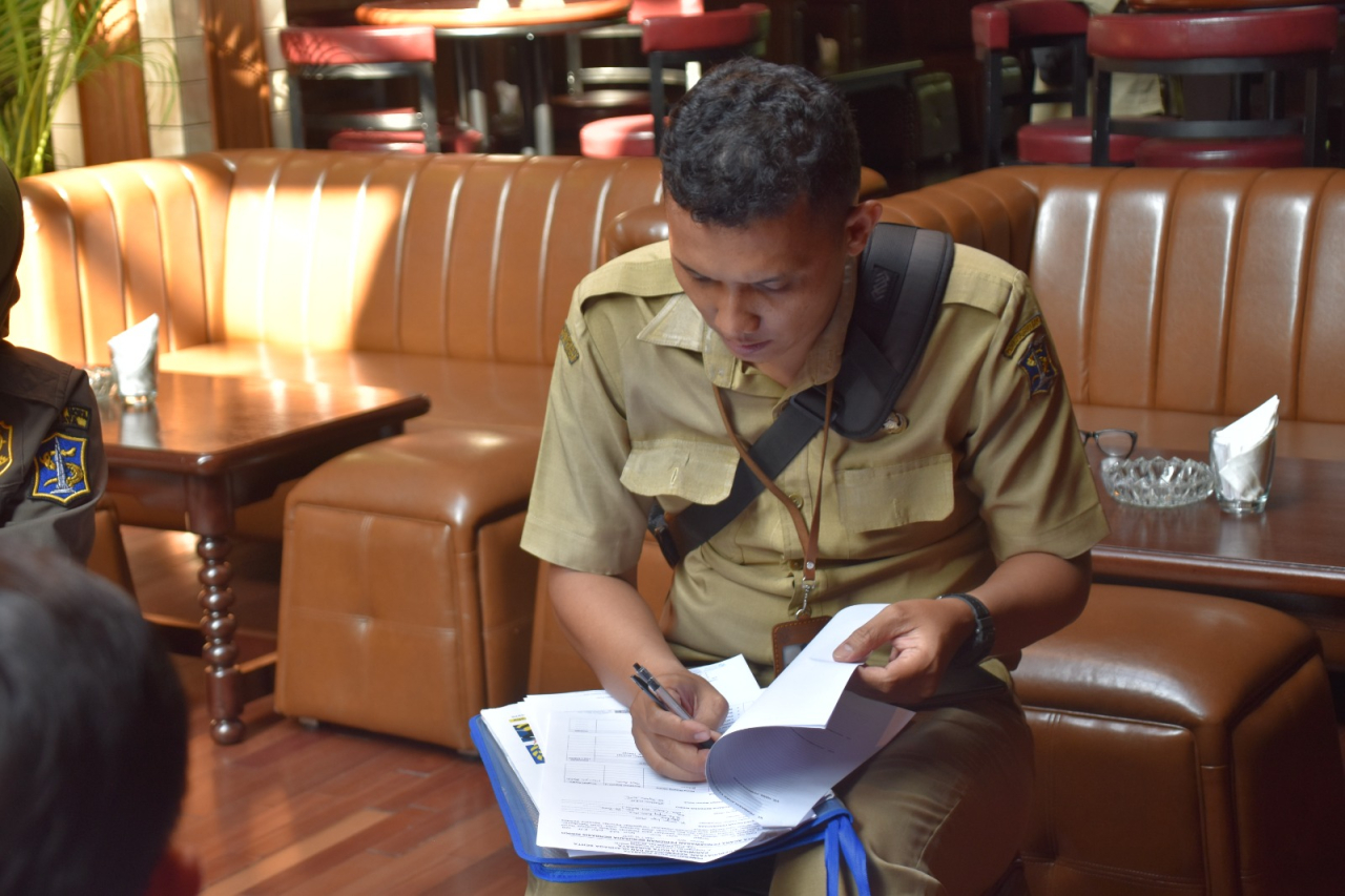 Satpol pp tim penindakan kota Surabaya melaksanakan peninjauan di tempat hiburan malam selama bulan ramadhan (Foto: dok humas pemkot sby)