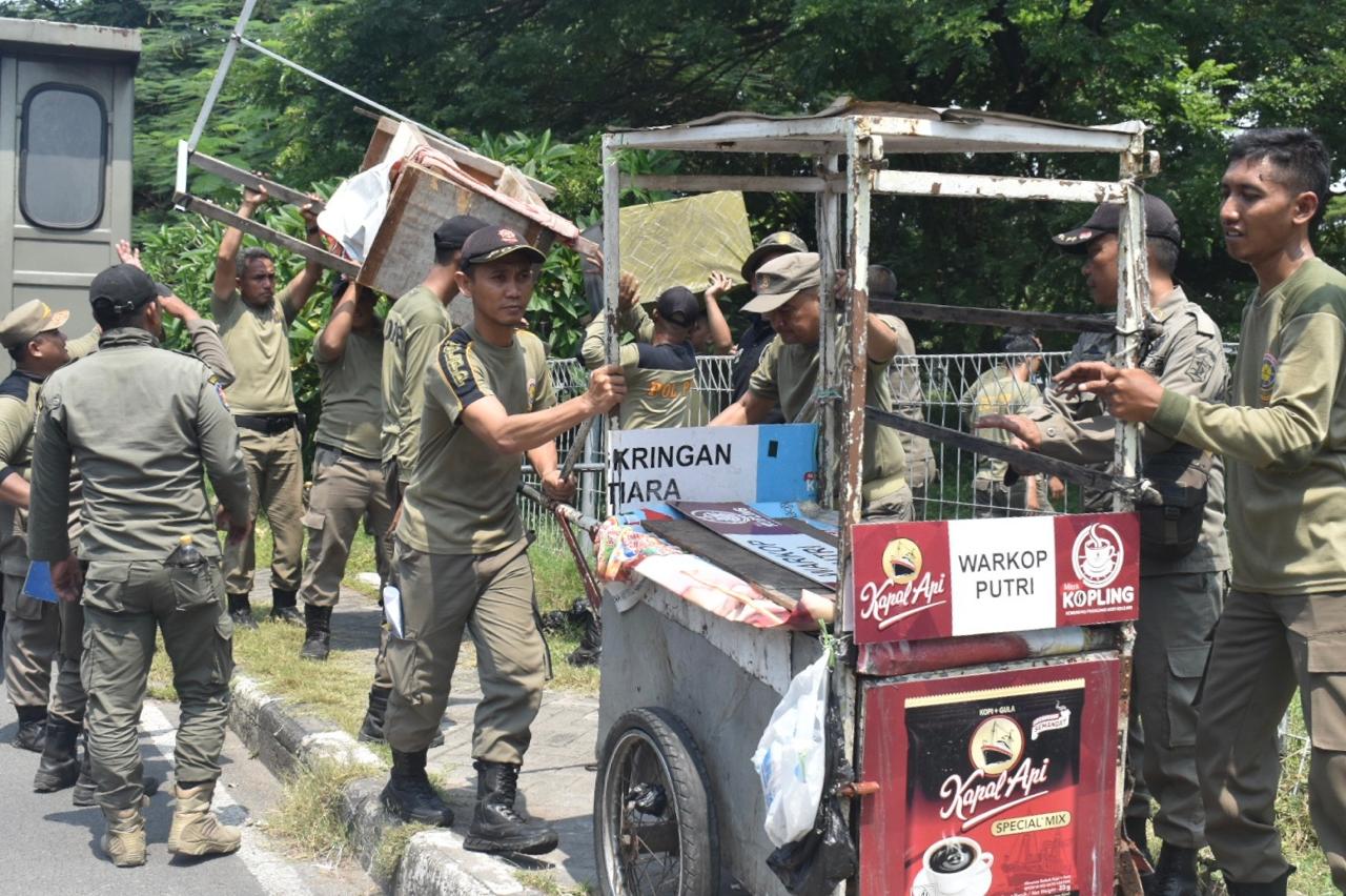 Penertiban PKL di Kaki Jembatan Suramadu Akibat Marak Pesta Miras