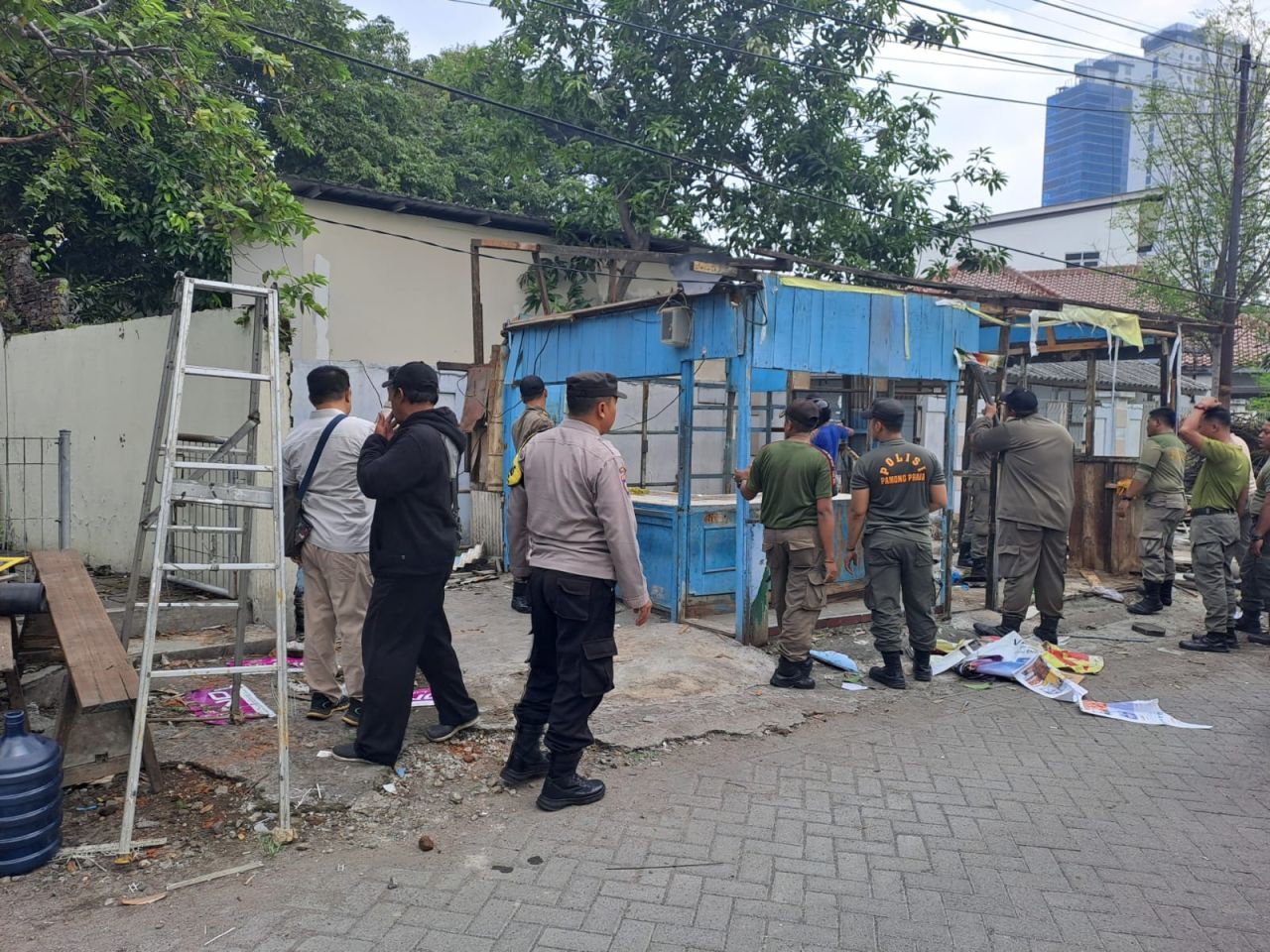 SATPOL PP Tenggilis Mejoyo Gelar Penertiban PKL Gabungan 