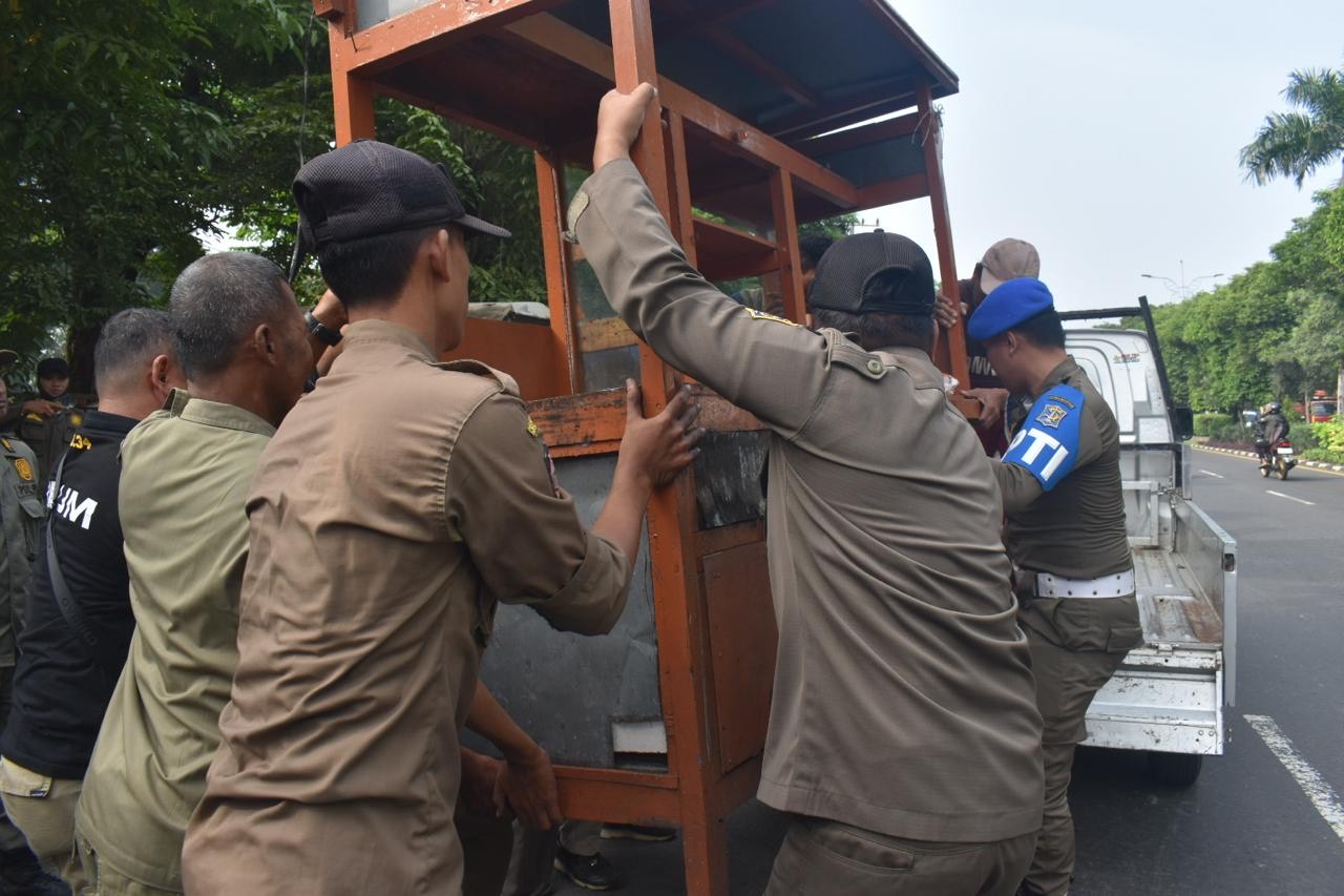 Satpol PP Surabaya Tertibkan 30 PKL yang Berjualan di Klenteng Mbah Ratu